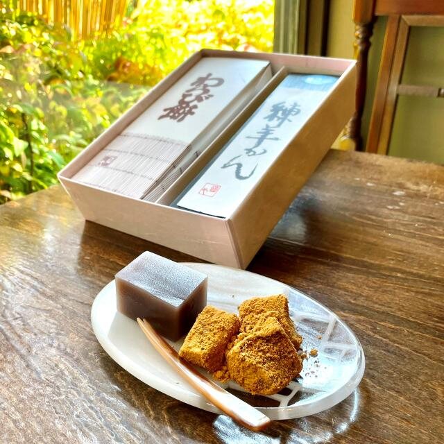 わらび餅と練羊かんの化粧箱、そして小皿に盛られたわらび餅と羊かん