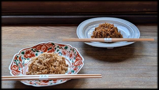じゃこ山椒煮と琵琶鱒ほぐしが盛られた小皿と箸